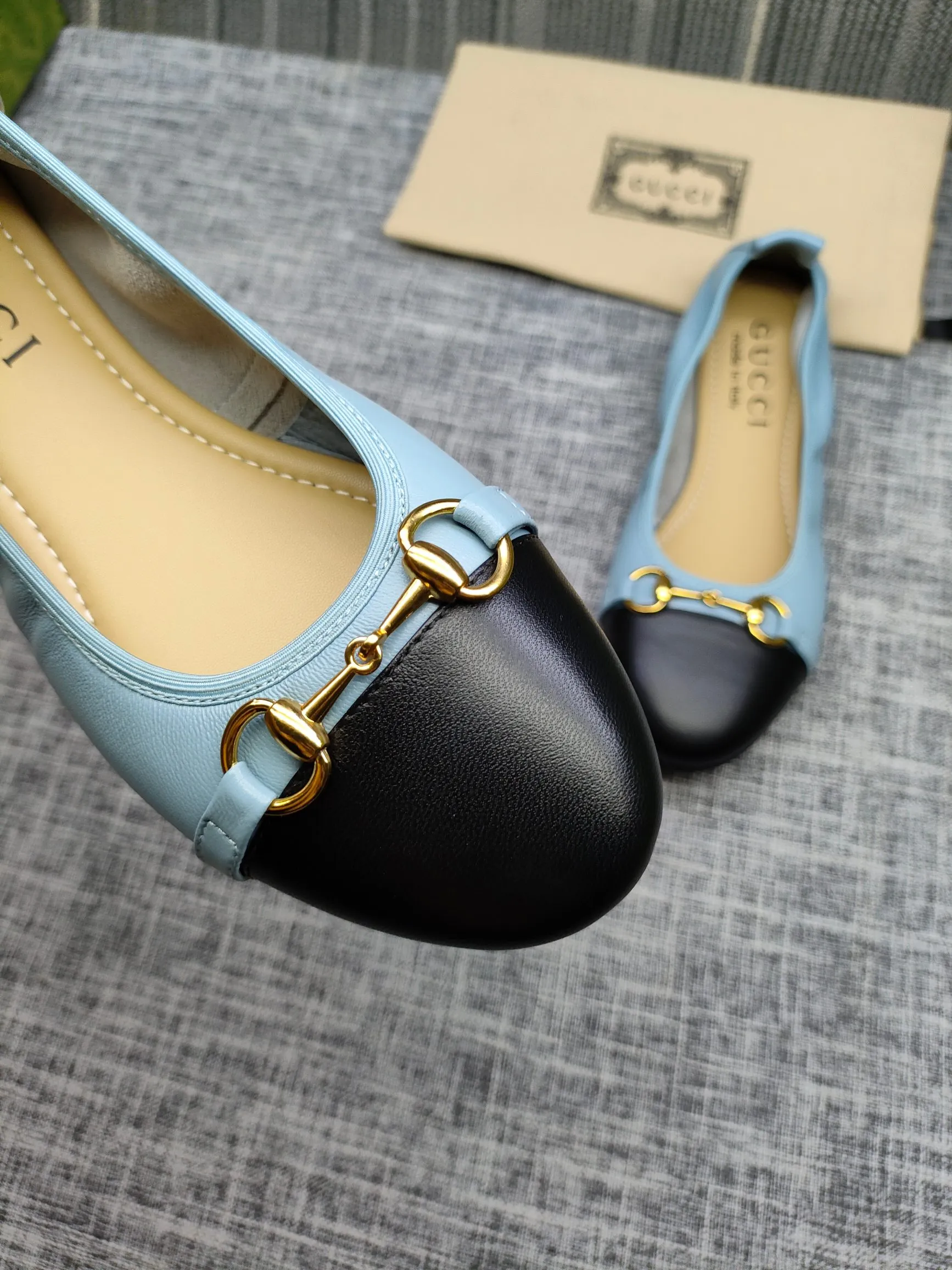 👟👟Ex-factory price 320👟👟 GUCCI's latest horsebit women's flat ballet shoes and egg roll shoes are super comfortable. The fabric is made of imported top-grade soft sheepskin. It is very comfortable on the feet and will not rub your feet. You can also roll it up and put it in your bag. It is easy to carry with you. The super soft soles are a must-have item for fairies whether you are going out for business, work, travel, shopping or at home. Fashionable and versatile, it is an indispensable pair of shoes for you. Fabric: Made of imported soft sheepskin Color: 6 colors available Outsole: PPC rubber outsole Size 34-42 (34.41.42 needs to be customized)